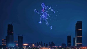 A stunning light show featuring 500 drones was staged in Tianjin on May 15 to welcome the opening of the World Intelligence Congress. The four-day congress attracted over 1,400 artificial intelligence (AI) researchers, tech industry leaders and policymakers from over 40 countries and regions to discuss the AI future. | CGTN
