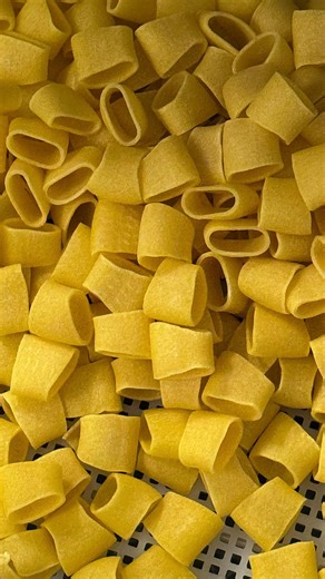 Arianna Vulpiani on Instagram: "Nel 2026 Le Uova di Arianna diventano pasta❣️🫶 Una pasta fresca all’uovo artigianale, trafilata al bronzo, senza glutine e senza lattosio. Uovo primo ingrediente🫶🫶🫶 Pensata per chi vuole mangiare sano, per chi è senza glutine o senza lattosio, per chi vuole mangiare bene senza rinunciare al gusto. Qui l’uovo non colora, Costruisce. Costruisce struttura, identità e piacere. Una pasta per stare a tavola con tutti, una pasta buona, sana e gustosa 🤭 📍Firenze 7,8