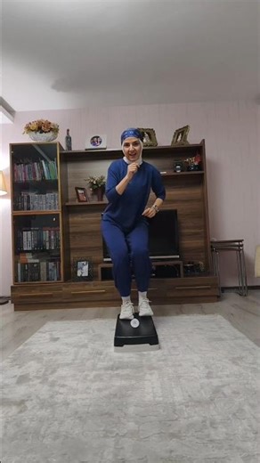 Basit adımlarla eğlenerek #stepaerobic yapıyoruz🤸🏻‍♀️ #evdeegzersiz #evdespor #zayıflama #kiloverme