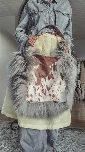 Vanessa | Blending Out In Scandinavia on Instagram: "✨SHOUTOUT TO @senja.bymaddie✨… 🐄 👝 Last week…my algorithm randomly lead me to this amazing Cowprint bag with blue fringing… Of course I was too late to snag the one I had my eyes on…and in true Pisces fashion I cannot unsee that magical combo So, while I await for her to release (wishful thinking) another one of the blue with the fur along the perimeter…I was inspired to add fur to my cow tote purse at home Y’all know I LOVE to share artists
