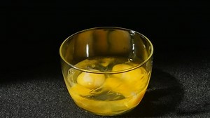 Egg Shells Falling Bowl Cracked Eggs: stockbeeldmateriaal en -video's (rechtenvrij) 9468554 | Shutterstock