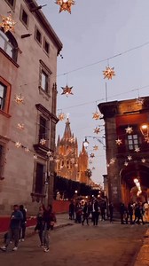¡Celebra la navidad en SAN MIGUEL DE ALLENDE! 🎄✨ Reserva al 415 138 1283 en el siguiente link http://bit.ly/ReservacionesMMCentro Disfruta de un menú especial de 4 tiempos mientras te deleitas con música en vivo de Media Luna y Gabriel Hernández. Reserva tu mesa y vive una noche mágica en familia 🕕 Itinerario: Recepción 8 a 9 pm 🎶 Media Luna y Gabriel Hernández 📍 Ubicación: Hernández Macías #91 | MAMA MIA RESTAURANTE-BAR