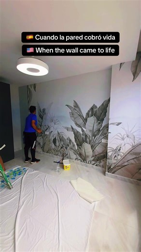🇪🇸Colocación de mural decorativo con diseño autoadhesivo en pared, cuidando la alineación y el acabado para lograr una instalación limpia, uniforme y sin burbujas. ❤️Una solución rápida y estética para transformar el espacio. 🇺🇸Installation of a decorative self-adhesive wall mural, ensuring proper alignment and a clean finish for a smooth, uniform, bubble-free result. ✅A quick and aesthetic solution to transform any space. #instalador #homeimprovements #diy #wallpaper #walldecor papelpintado
