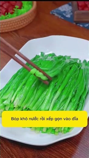 This simple yet surprisingly delicious dish of blanched chives with garlic sauce.