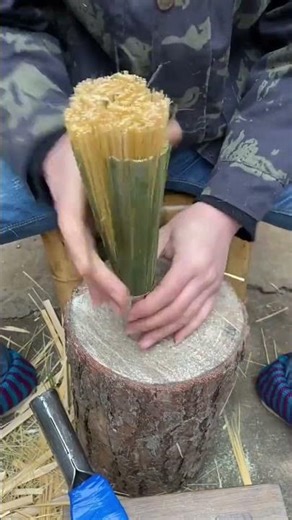 We all value practicality in life, and this bamboo pot scrubber looks simple and unpretentious #diy