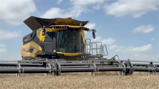 The 2025 wheat harvest run continues to roll north — and the CR10 is leading the charge! Paired with a MacDon FD2 50’ header, the CR10 delivers near-zero grain loss in the wheat fields of Arkansas. 📷 Photo credit: Ryan H., New Holland team member | New Holland Agriculture