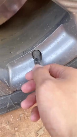 Your Professional Shortcut for GM TPMS Service! ⚙️ 🔧 GM-Specific Activation: Designed specifically for GM vehicles (Chevrolet, Buick, Cadillac, GMC), ensures fast and reliable sensor activation and relearn. ⚡ Instant One-Touch Operation: Press a single button to wake up sensors, read IDs, and program new units, dramatically cutting down service time. 🔄 2-in-1 Functionality (Optional): Some models combine EL-50448 (GM) and EL-50449 (Ford) tools in one device, maximizing workshop versatility. 💡