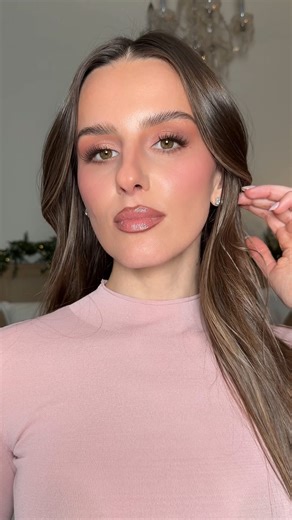 Julia Fittro on Instagram: "Valentine’s Day soft makeup tutorial 🌹 Comment MAKEUP below to receive a DM with the link to this post on my LTK ⬇ https://liketk.it/5RAKI @narsissist concealer pot @cielecosmetics skin tint @natashadenonabeauty bronzing serum @rhode pocket blush in shade piggy @diorbeauty glow maximizes shade pink @chanel.beauty @welovecoco le teint concealer Natasha Denona mini rose eyeshadow palette @makeupbymario perfect brown eyeliner AiryCute lashes @tower28beauty brown mascara