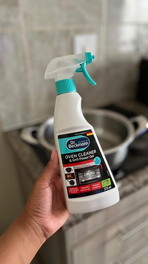 Dumelang batho baka 🌸, Dr.Beckmann oven cleaner & Grill power Gel makes my life so much easier . What it does : Reliably removes stubborn burnt on food residues, encrustations, dirt and grease • Powerful formula also clings to vertical surfaces • Also for pans, fireplace glass, baking tray and deep fat fryers • Without aggressive or harmful fumes • With grapefruit scent. For more information please visit: www.drbeckmann.com This is part 2 of the #Triggermoresummertimeseries “Dr. Beckmann produc