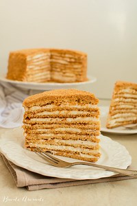 Tort Medovik - rețeta de tort rusesc cu miere și smântână