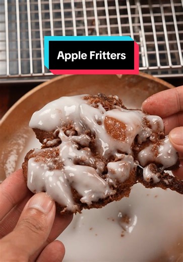 Korang tertekan ke banyak menu dessert nak kejar. Jangan risau, tekanan tu takkan berkurang sebab hari ni kita nak buat Apple Fritters. Crispy batter di luar, dicampur apple yang lembut di dalam, sedapnyaa kunyah benda ni 🥹