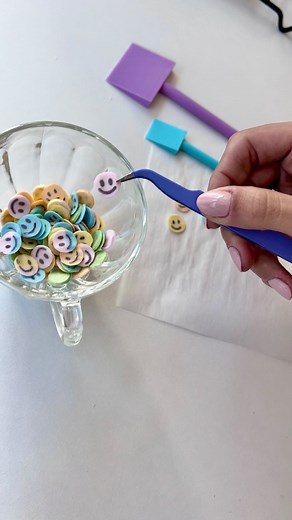 🙂✨pt2 smiley face sprinkles! Okay so last time I made these, the black royal icing bled into the yellow a little so for this time I let it dry a little before scraping the colors over it and I think it def helped!! 🙌 I think next time I wanna try doing the face on the other side too so that you can see the smiley on both! 😄💓 #sprinkles #diy #cookiedecorating #cakedecorating #cookies #cakes #cupcakes #cakepops #baking #crafts #homemade #royalicing | Kiburz Cookies