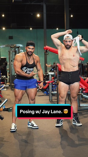 IFBB Pro Bodybuilder vs former “Pro Heavyweight” 🤣 #bodybuilding #looseskin #300lbslost #ifbbpro #jaylanefit #msslwht #rysesupps #youngla #weightloss #fitness #posing #legday #dreamchasers