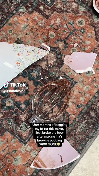 @KitchenAid PLEASE PLEASE LET ME BUY A NEW BOWL INSTEAD OF THE WHOLE MIXER! Literally heart broken😣😭 #kitchenaid #mixer #baking