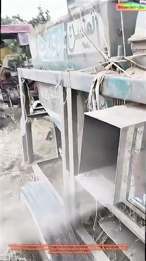 Tempête de paille : un souffleur monté transforme les déchets de récolte en paillis