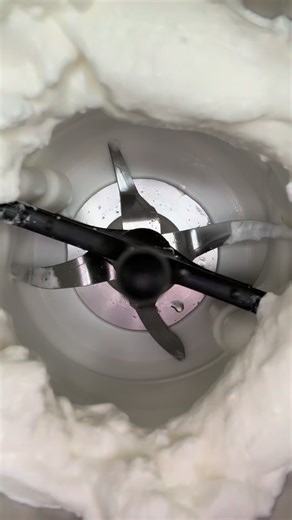 Tu n’as plus le droit de dire que tu n’arrives pas à faire monter tes blancs en neige dans le thermomix après avoir vu cette vidéo 😁 ➡️ Bol absolument sec ( coup de turbo ) ➡️œufs à température ambiante ➡️ 2 blancs minimum ➡️ 1 minutes par blanc d’œuf ➡️ 37 degrés pour aider les blancs à monter ➡️ vitesse 4 maximum Enregistre bien ce post , non pas dans Instagram mais dans ta tête c’est hyper simple 😉 Belle soirée à vous #tipsthermomix #tm7 #tipstm7 #conseillerethermomix #thermomix | Rose3bonb