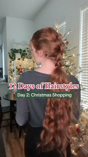 12 Days of Hairstyles, Day 2: The french knotted ponytail for running some last minute shopping 😁 This hairstyle is fairly simple, no braiding involved it's just basic knots! Start with a section at the top of your head (like you would for a french braid), split it in half and tie a basic knot. Then add hair to each side of the section (again, like you would for a french braid) and tie another knot! Repeat all the way down until you have all the hair gathered together. Then secure with a hair t