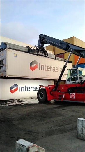 Kalmar Reach stacker with a tilting spreader for container handling #kalmar #automobile #excavator