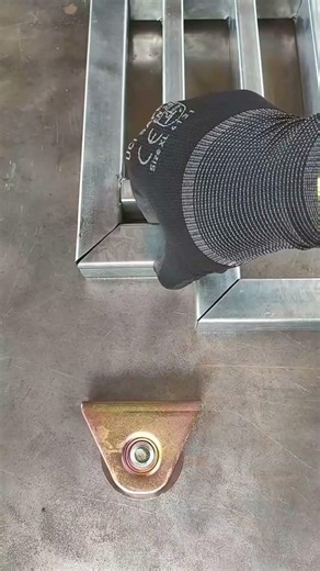 easy trick to reduce the gap when installing gate wheels #welding #wood #shortvideo