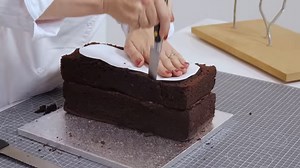 HIGHLIGHTS VIDEO Create an Armoured Horse Cake with Dorothy Klerck In this tutorial, the multi-award winning Dorothy Klerck shows you how to make this incredible armoured horse cake design. Dorothy is an award-winning sugar artist from South Africa renowned for her incredibly realistic animal sculptures. Join Dot as she takes you through all her intricacies and techniques to really bring your horse to life! In this tutorial you will learn how to: Advanced sculpting Advanced carving Creating a to