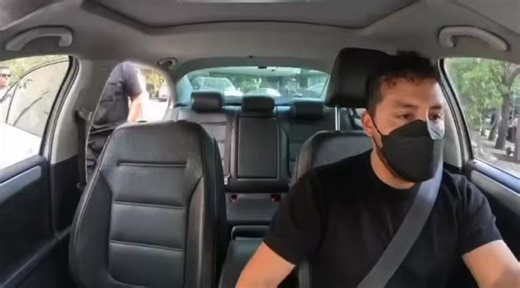 A Mexican Uber driver recognized Latin singer Luis Fonsi, known for his hit song “Despacito,” and they shared a WHOLESOME moment singing together after his new song randomly started playing on the radio 🤣❤️🎶