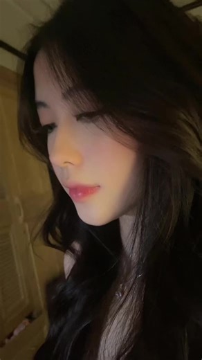 Intimate Indoor Portraits: Capturing Mood and Atmosphere