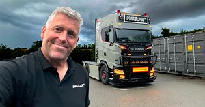 76K views · 1.1K reactions | Så er der dømt CONVOI EXCEPTIONNEL - fordi uden lysskilt på fronten af 166eren, kan Max Hunt jo umuligt komme afsted på sin jomfrutur i den nye lastbil! Der er nyheder på programmet hos SCANIA og Max Hunt er ikke bleg for at komme med sin ærlige mening om disse… Denne gang gælder det den nye SUPER 11-motor, som byder på en stor overraskelse fra de gode gamle dage. | Scania Danmark | Facebook