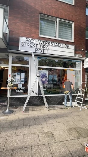 Das waren die ersten beiden Tage vom @streetdreams_festival ! In der WerkStadt und in den Streets von Katernberg war schon jede Menge los – ab heute startet das Programm auch bei PACT! Ein Highlight ist die Uraufführung von ›CRACKS‹, der ersten Produktion des neuen @urbanartsensemble.ruhr! Samstag und Sonntag erwarten auch außerdem noch jede Menge Workshops, Hip-Hop- und Graffiti-Sessions! Das gesamte Programm findet ihr online unter: https://www.pact-zollverein.de/programm/street-dreams-festiva