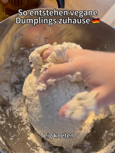 Zum Jahreswechsel – für viele Chinesen in Deutschland gehören Dumplings einfach dazu. Vegane Dumplings, selbst gemacht – ganz entspannt, Schritt für Schritt. Zwei verschiedene Füllungen, ein Teig und am Ende: gekocht, gedämpft und gebraten. #Dumplings #handmade #yummy #DIY #Vegan #chinesefood #FoodTok #Deutschland #VeganesEssen #Handgemacht #HomeCooking #Vegetarisch #ASMRFood #KochenZuHause