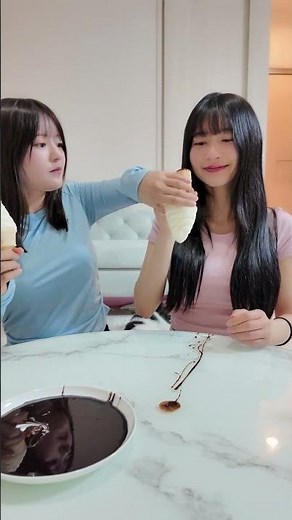 My crazy older sister eats chocolate ice cream. 頭のおかしい姉がチョコアイス食べる。머리가 이상한 언니가 초코 아이스크림을 먹는다.