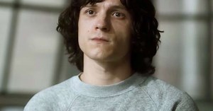 Tom Holland viraliza com cena gay na série "Entre Estranhos". Veja o momento