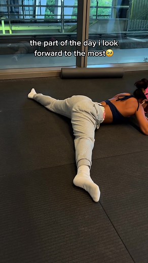 Stretching is therapy for the mind too❤️ my splits program is in my profile🤸‍♀️ #splitsjourney #splitsprogress #flexibility #fittok #foryoupage