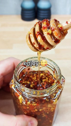 🔥 Sweet. Spicy. Addictive. 🔥 Meet Hot Honey — your new secret weapon in the kitchen 🍯🌶️ Perfect on pizza, fried chicken, roasted veggies, or even cheese boards 😋 Just 3 ingredients and a few minutes, and you’ll never look at honey the same way again! 👇 Full recipe in the comments! 👍 Like & share if you’d drizzle this on everything! This recipe is from our Edible Christmas Gifts eBook 🎁 It’s packed with 23 easy, homemade gift ideas — from sweet treats to savoury jars — all made with simpl