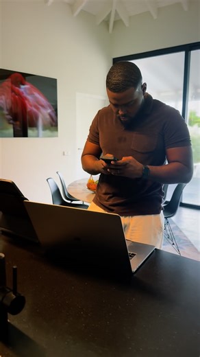 Raynold van Putten on Instagram: "Faltando poko dia pa Íntimo live Event. Si abo no tin bo ticket ainda, probechá kumpr’é, pasó ‘you never know’ esaki por t’e último. Karchinan ta optenibel na @ticketpointcw"