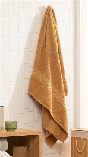 ¿Sabías que en Arredo tenemos más de 10 variedades de diseños de toallas? Toallas de algodón de alta calidad, con diferentes texturas, gramajes y colores para todos los estilos de baño. 🌿 🛁 Durante el Cumple Arredo, aprovechá 50% OFF en la segunda unidad de productos de Baño. Combiná como quieras: toallas, alfombras, cortinas o accesorios. Y además, hasta 6 cuotas sin interés. ✨ Porque renovar tu baño también es una forma de crear hogar. | arredo