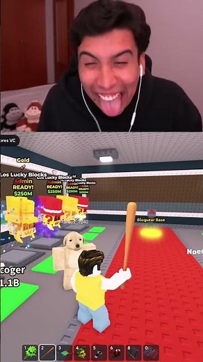 Simio mayor abriendo una base llena de mini lucky blocks