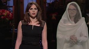 Watch Felicity Jones and Tina Fey's Epic 'Saturday Night Live' Tribute to Carrie Fisher