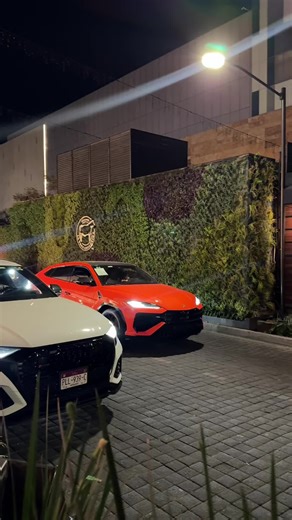 Esta es la otra Lamborghini Urus SE Naranja que hay en GDL 1/2 🇲🇽 en ese color pero con detalles diferentes 🫣😳 - - - #lamborghini #urus #lamborghiniurusse #tragedia #autosexoticosgdl_oficial