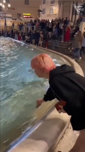 Why This Girl Swipe There Credit Card In Fountain ⛲ #facts #shorts