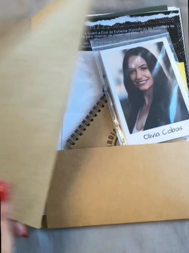 Un caso, 50 pistas y 3 horas para descubrir la verdad... 🕵️‍♂️💥 Nos hemos metido de lleno en el caso de Olivia Cobas y la ambientación es increíble. Todo lo que necesitas para sentirte un verdadero detective en tu propia casa. ¿Con quién te encerrarías a resolver esto? Menciónalos aquí 👇🔎 #JuegosDeMesa #CasoCerrado #JuegoDeMisterio #PlanesEnCasa