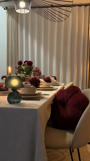 Action Finds Coup de cœur pour ces nouvelles petites trouvailles du moment chez action. La lampe de table bougie est juste canon elle existe en différents coloris. Elle est parfaite pour apporter cette petite touche cosy sur vos tables en ses longues soirées d’automne hiver. J’ai de plus trouvé de jolies fleurs séchées dans le rayon fleurs artificielles que j’ai ajouté à mon beau centre de table. Vous validez l’idée ? À moindre coût on peut créer de jolies tables 🤍 abonnez vous pour plus d’insp