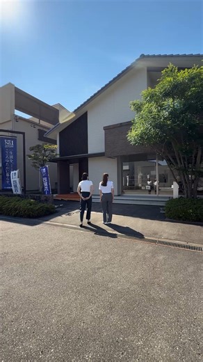 ジュートピア富山・高岡・新川 on Instagram: "富山でいろんなお家を一度に見比べたいなら「ジュートピア富山」へ🏠 19社・26棟ものモデルハウスが並ぶ、県内最大級の住宅展示場なんです！ スタイルも間取りも本当にバラエティ豊かで見てまわるだけでもワクワクします☺️ 場所は富山きときと空港や富山県総合運動公園のすぐ近く🚗 おでかけのついでに立ち寄れるのも嬉しいポイント！ そして8月にはタカノホームの新モデルハウスもオープン✨ 「未来の暮らし」を、ジュートピアで一緒に見つけてみませんか？ #家探し #モデルハウス #住宅展示場 #富山 #ジュートピア #ジュートピア富山"