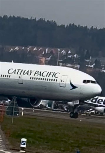Cathay pacific Boeing 777 Take Off on Runway 16 in ZRH Airport 😍😍#zürichflughafen #fyyyyy #viral #aviation #cathaypacific