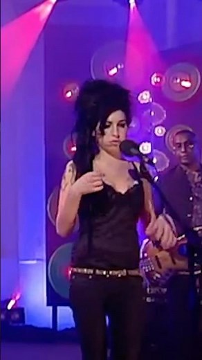 Amy performing ‘Rehab’, live at Other Voices in 2006.