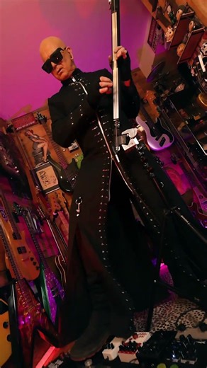 THE WORLDS HEAVIEST 1 STRING BASS SOUNDTripping out with my 1 string bass