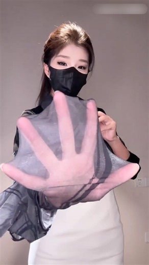 鐵寶喜歡的質感黑白配，還有喜歡的厚灰絲