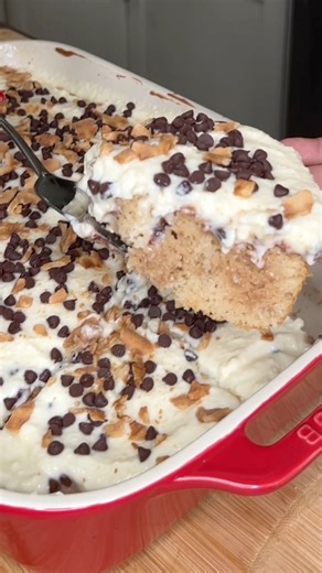 The best cake 🍰 EVER https://melissajorealrecipes.com/top-10-easy-holiday-cakes-desserts-pies/ #cannolicake #holidaycake | Melissajorealrecipes
