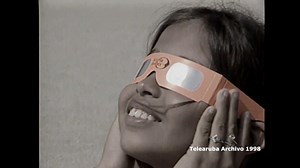 Abo ta corda na unda abo tabata den februari di 1998, na momento cu Aruba a experiencia un eclipse solar total cu a dura no mas cu 3 min y algun seconde. Cientifico y expertonan di NASA a instala ekiponan special na varios parti di Aruba, pa asina observa y studia e fenomeno mas di cerca. Nos productor ehecutivo a conta nos cu e ta corda claramente e momento unico aki, pasobra su yiu muher a caba di nace y tabata na hospital na momento cu e la bisti su bril special y para pafo riba e parkeerplaa
