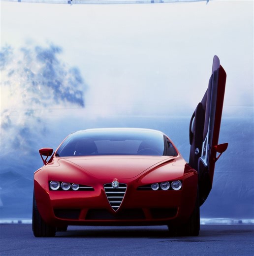 Among the most beautiful cars ever designed is the Alfa Romeo Brera concept, presented by Italdesign-Giugiaro at the Geneva Motor Show in 2002: it was a coupé that revolutionized Alfa Romeo's aesthetics and achieved immediate success. The prototype, born from the hand of Giorgetto Giugiaro, was technically extreme: it housed a powerful 4.0-liter Maserati V8 engine (around 400 hp) and was built on an advanced chassis with a carbon fiber body, a feature that contributed to its performance and clea