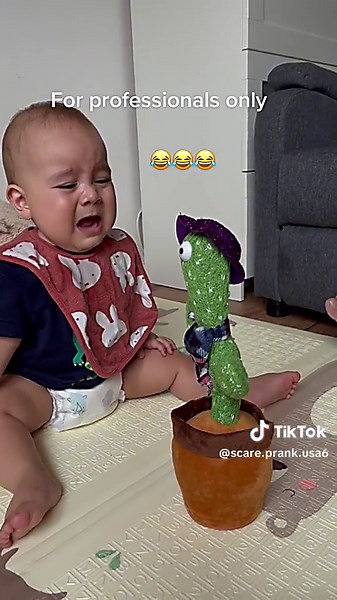 Baby prank with cactus 😂 #scareprank #jumpscare #funny #funnymoments #scarecam #fails #foryoupage #funnyprankvideos #couplepranks #doublescare #pranks #hahaha